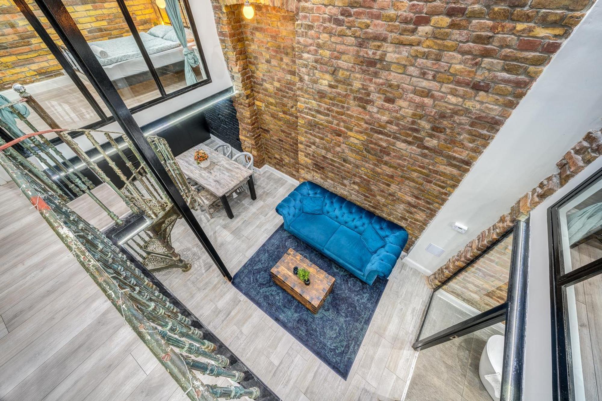 Center Loft Haven: Modern Elegance Apartament