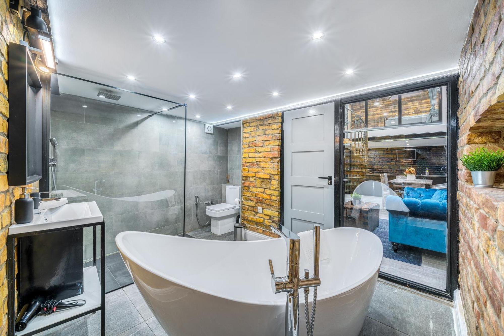 Center Loft Haven: Modern Elegance Apartament