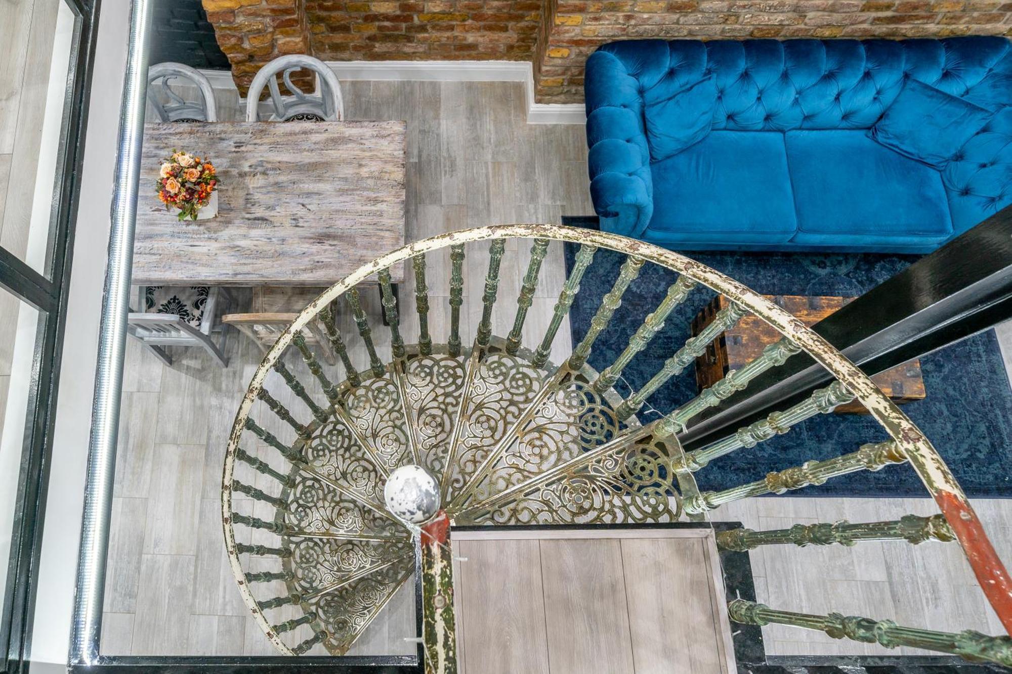 Center Loft Haven: Modern Elegance Apartament *