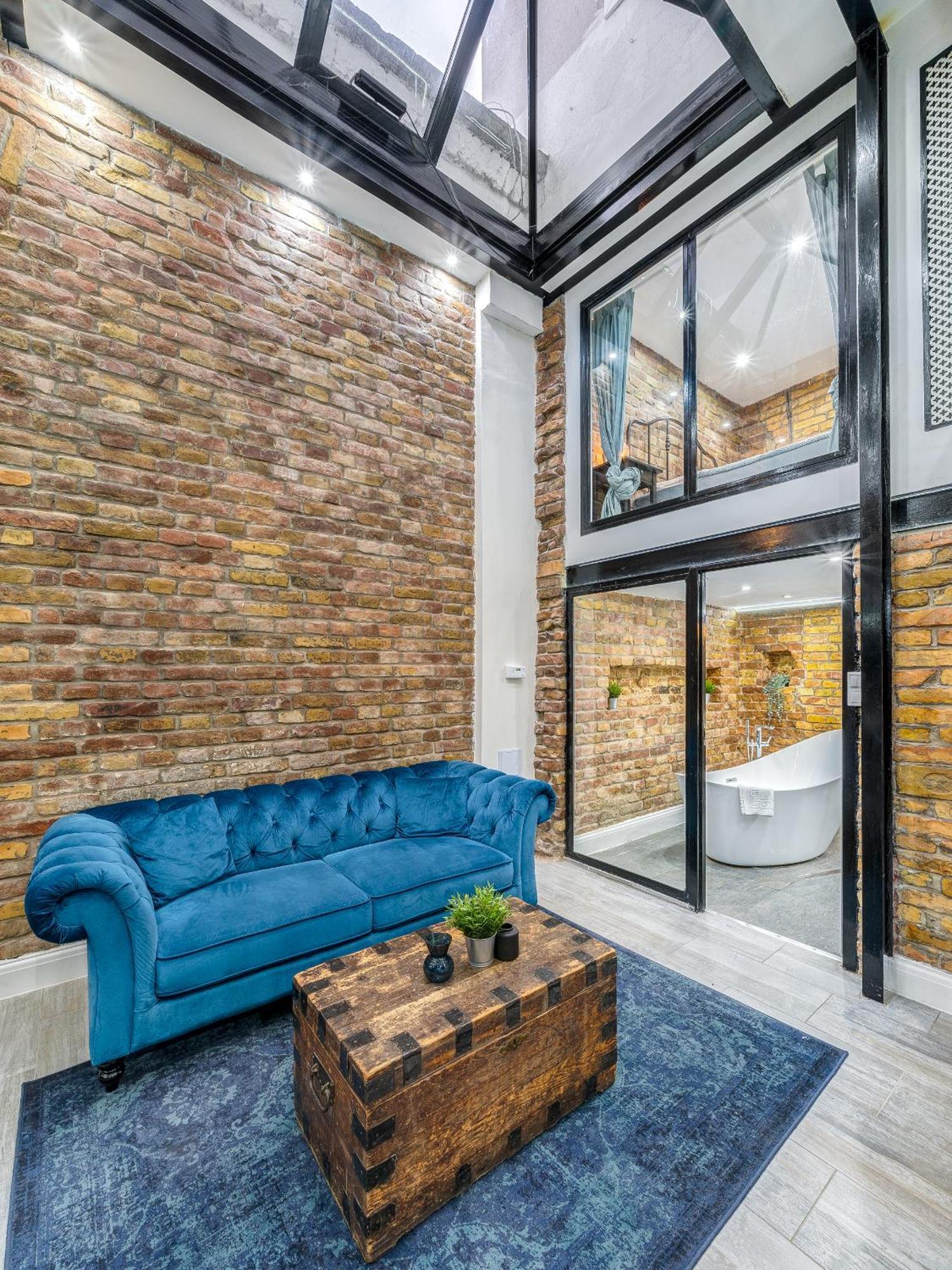 Center Loft Haven: Modern Elegance Apartament