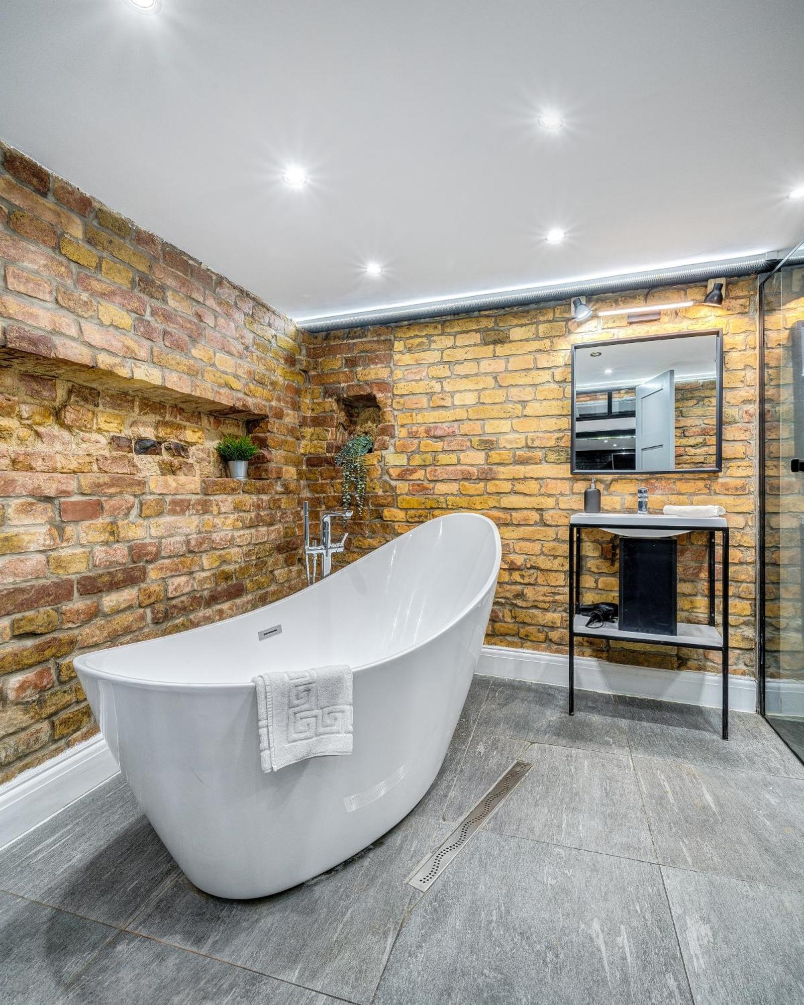 Center Loft Haven: Modern Elegance Apartament *
